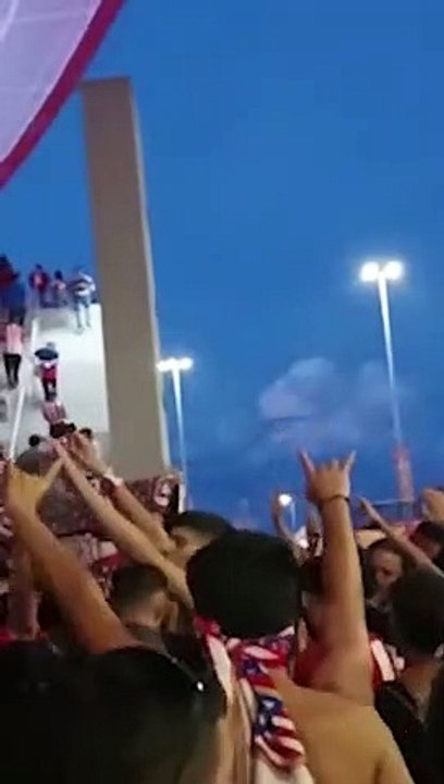 صافرات استهجان ضد فينيسيوس جونيور ، ومجموعة أخرى من المُشجعين مُستمرة بهتافات عُنصرية ضده