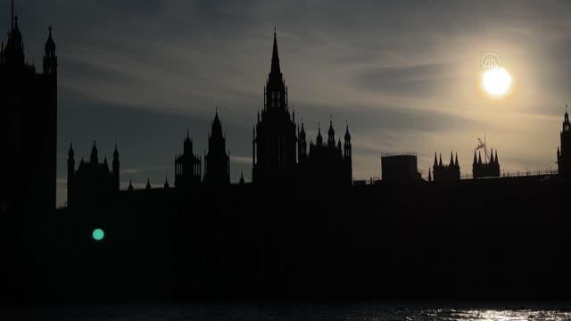 Kraliçe 2. Elizabeth'in naaşını görmek isteyenler uzun kuyruklarda saatlerce bekliyor