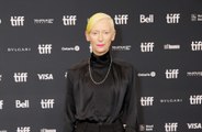 Tilda Swinton presenta sus respetos a la reina Isabel II