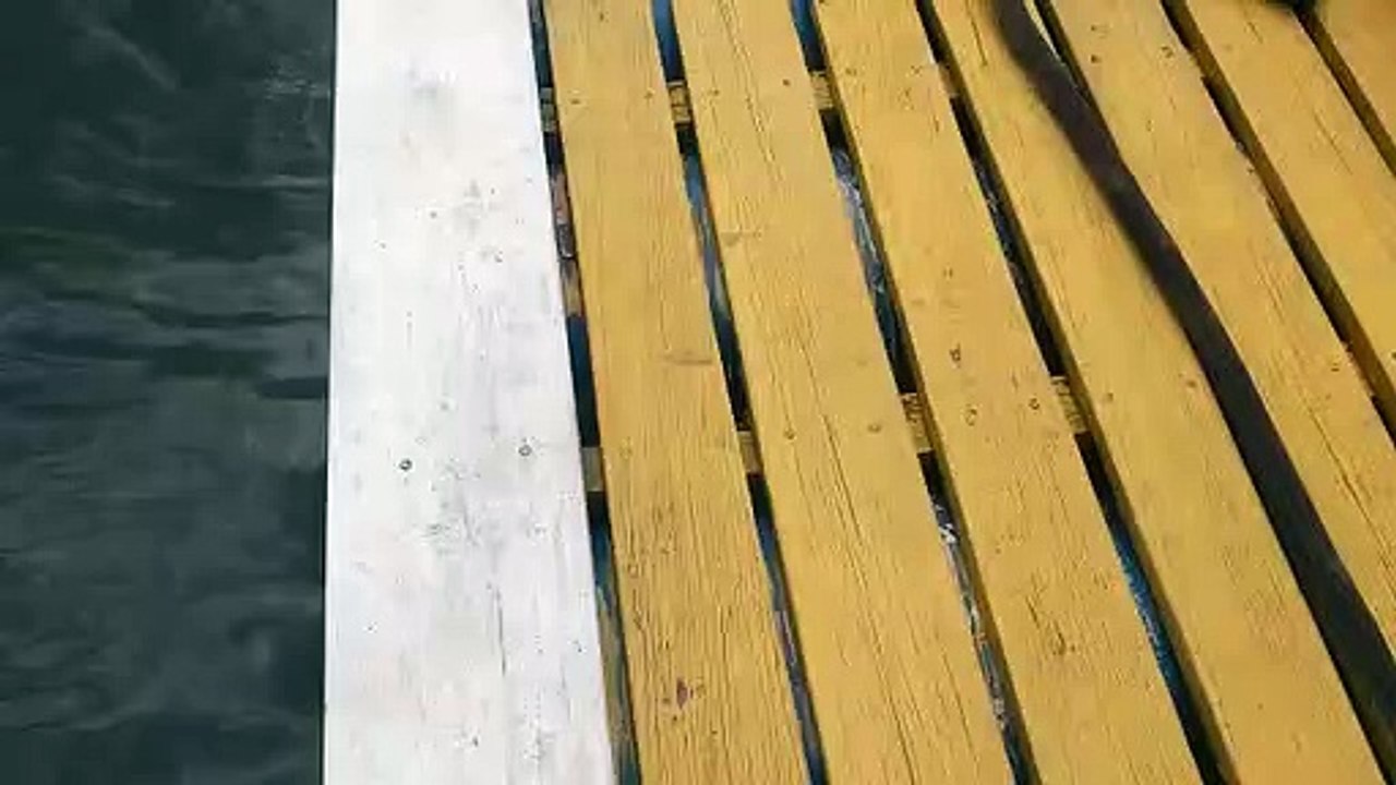 Corpo da jovem sendo resgatada no Lago de Areia
