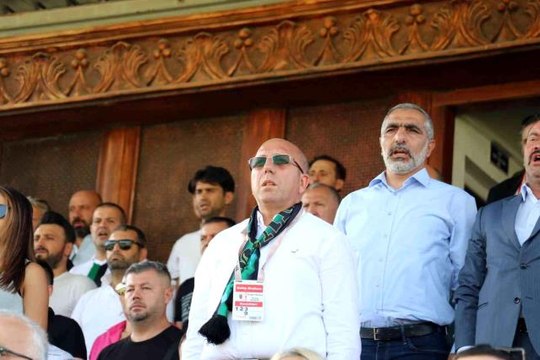 Kocaelispor Başkanı Engin Koyun uzun süre stattan çıkamadıTaraftardan tepki: Engin Koyun istifa