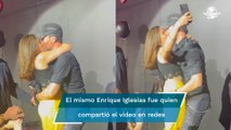 Enrique Iglesias besa a fan, pese a su relación con Anna Kournikova