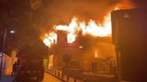 Zeytinburnu'nda tarihi fırında çıkan yangına itfaiye ekipleri müdahale ediyor (1)