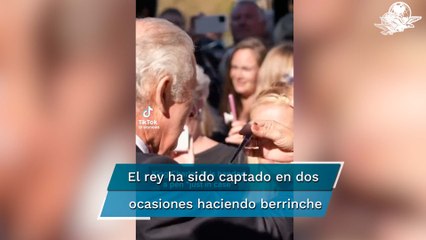 Tras berrinche por derrame de tinta, mujer regala pluma al rey Carlos III