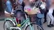 Juntando sus ahorros y con ayuda de sus papás, niños le regalaron una bicicleta a su profesora