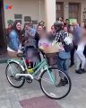 Juntando sus ahorros y con ayuda de sus papás, niños le regalaron una bicicleta a su profesora