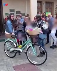Juntando sus ahorros y con ayuda de sus papás, niños le regalaron una bicicleta a su profesora