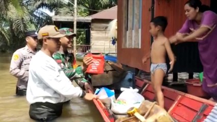 Mitigasi Terhadap Korban Banjir Di Desa Kec Arut Utara Melalui Pembagian Bantuan Sosial