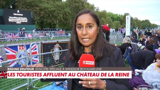 Les touristes affluent au château de la reine Elizabeth II