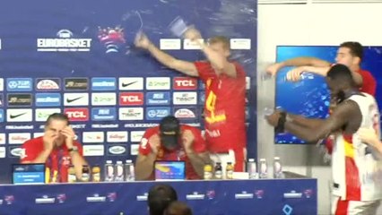 La alegría de la selección de baloncesto se desborda en plena rueda de prensa