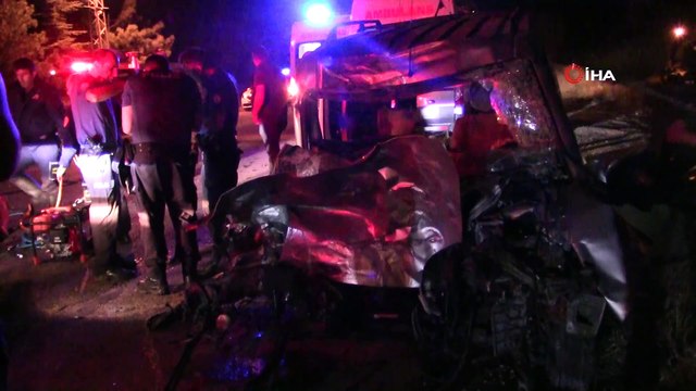 Yolcu otobüsüyle kamyonet çarpıştı: Ölüler ve yaralılar var