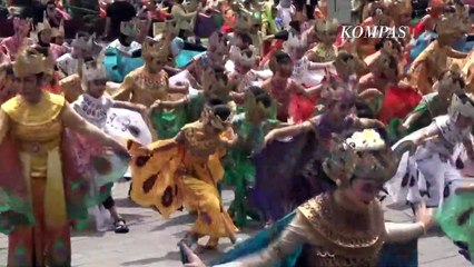 Keren! Ribuan Orang Menari Merak Secara Kolosal, Jadi Simbol Hari Perdamaian