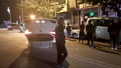 Direksiyon hakimiyetini kaybetti, sokak ortasında araçla takla attı