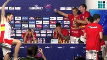 Los jugadores celebran su triunfo en el Eurobasket durante la rueda de prensa