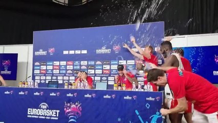 Muchos no se fijaron: atentos a Juancho en la celebración en sala de prensa