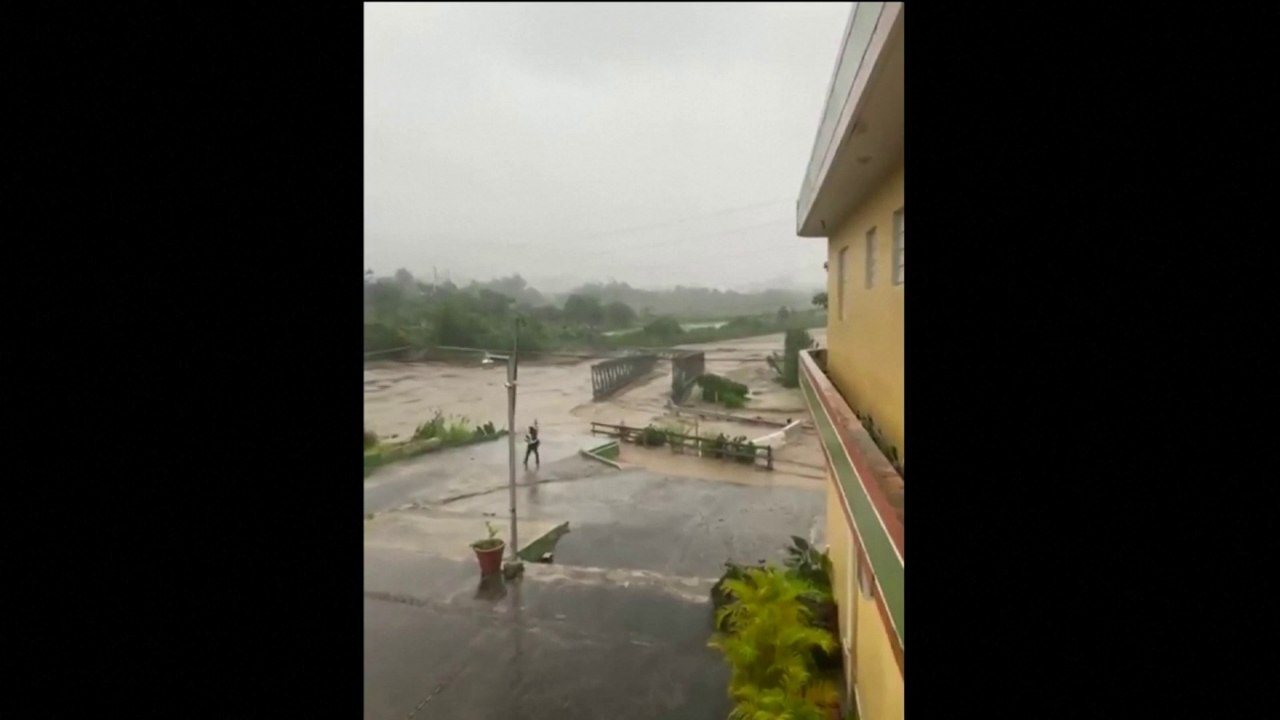 À Porto Rico, les inondations provoquées par l'ouragan Fiona emportent un pont