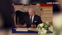 ABD Başkanı Joe Biden Kraliçe için taziye defterini doldururken kopya çekti