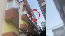 Aranan hükümlü evinin balkonundan yan binaya geçmek isterken yakalandı