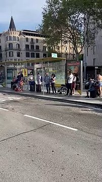 Colas para coger el Aerobús y llegar al aeropuerto del Prat