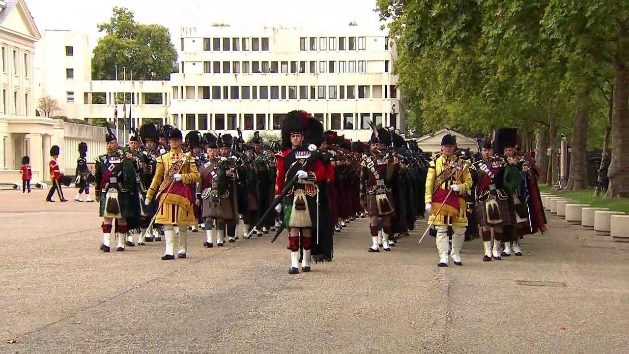 Massed Pipes and Drums depart Wellington Barracks video Dailymotion