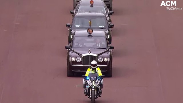 Crowds cheer as official motorcade arrives at the state funeral for Queen Elizabeth | September 19, 2022 | ACM