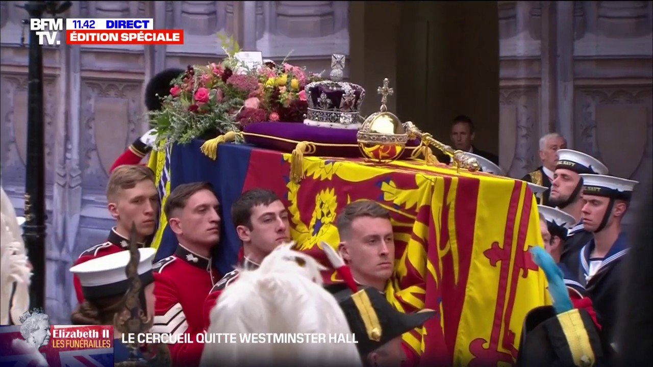 Le cercueil de la reine Elizabeth II entame sa procession vers l'abbaye de Westminster