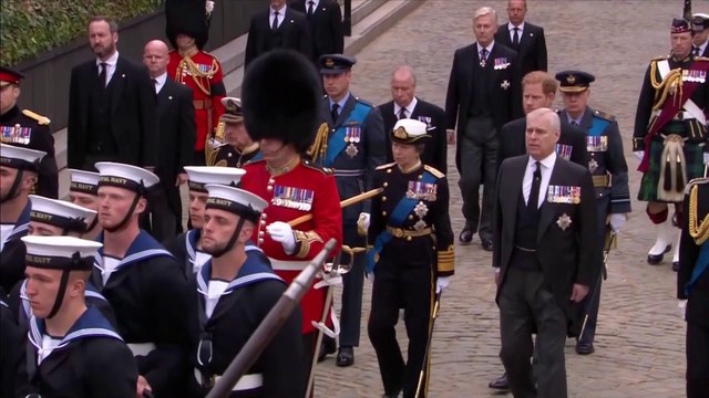 Funérailles d’Elizabeth II : le cercueil de la reine entame sa procession vers l'abbaye de Westminster
