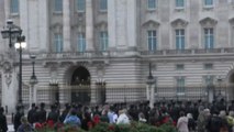 Funerali regina, grande folla davanti a Buckhingam Palace