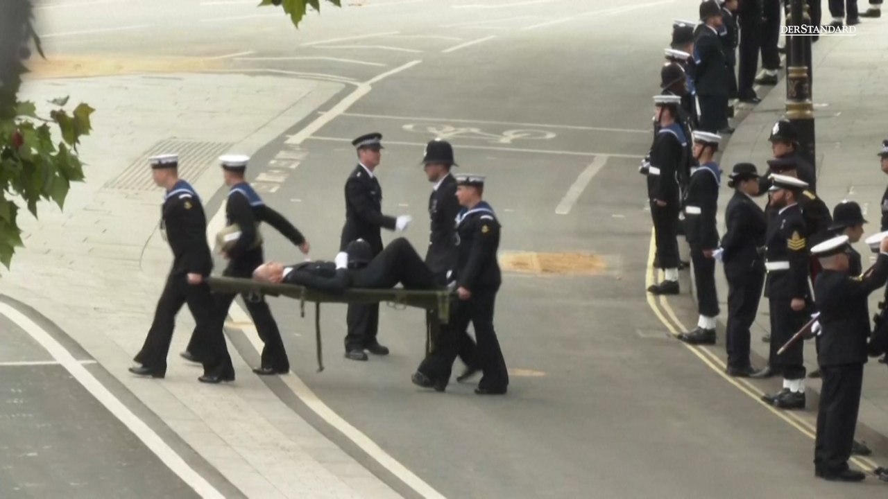 Polizist fällt vor Beerdigung der Queen vor Westminster Abbey in Ohnmacht