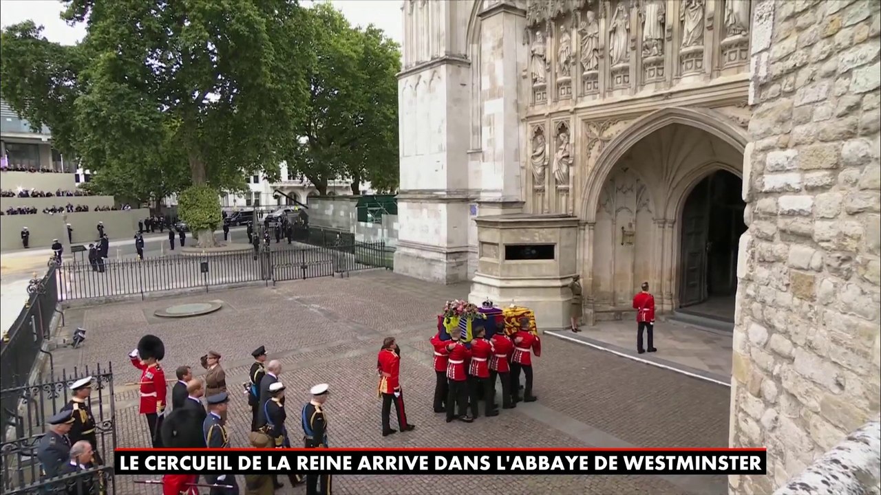 Le cercueil de la reine Elizabeth II entre dans l'abbaye de Westminster