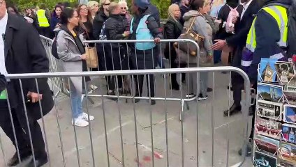 Macron'un Londra'daki kıyafeti alay konusu oldu