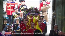 Le cercueil d'Elizabeth II entre dans l'abbaye de Westminster