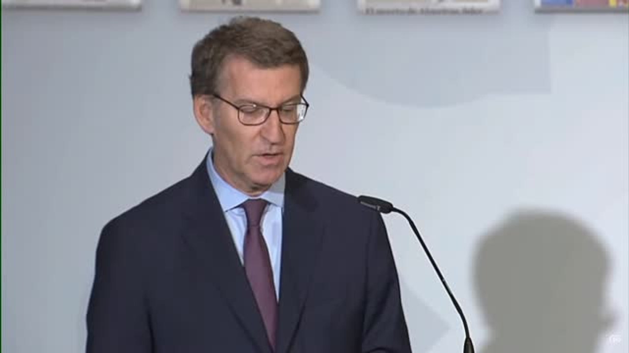 Feijóo acusa al Ejecutivo de "consentir" que el independentismo convierta el castellano en "lengua extranjera" en Cataluña