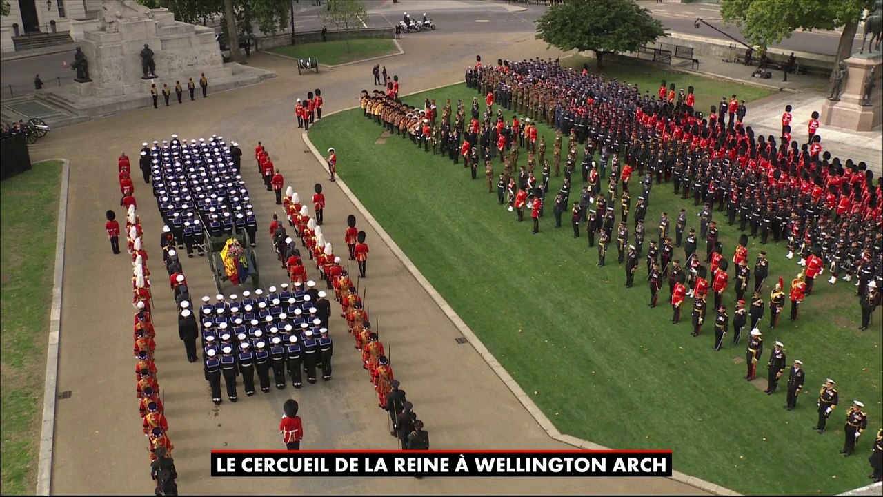 Le cercueil de la reine Elizabeth II est arrivé à l'Arc de Wellington