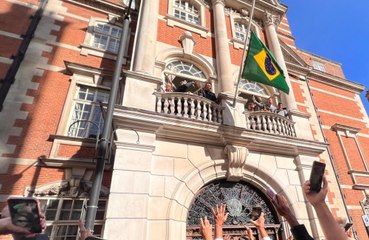 Bolsonaro causa alvoroço ao chegar em Londres para funeral da rainha Elizabeth II