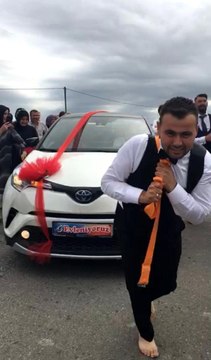 Damada işkence gibi adet: Çıplak ayakla metrelerce gelin arabası çekti