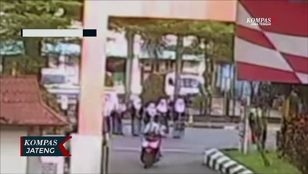 Detik-detik Sejumlah Anak Sekolah Ditabrak Mobil