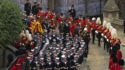 La processione del feretro della regina verso Westminster Abbey