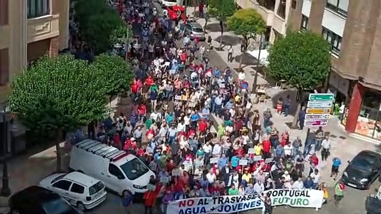 Los regantes protestan por el trasvase de agua a Portugal