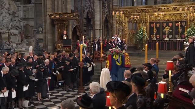El rey emérito sigue el funeral en Westminster sentado entre la reina Letizia y la reina Sofía