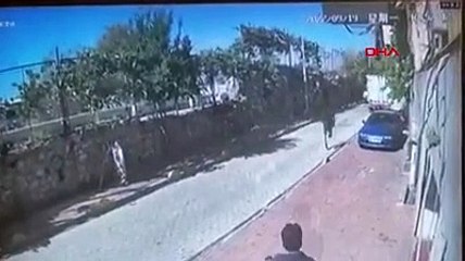 Polisleri vuran saldırganların kaçışı kamerada