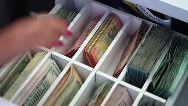 الليرة اللبنانية في أدنى مستوياتها مقابل الدولار وسط إقفال المصارف
