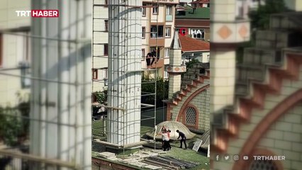İstanbul'da işçilerin tehlikeli minare yenileme çalışması kamerada