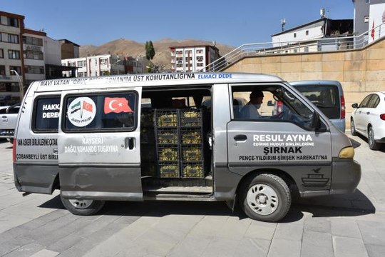 Hakkari haberleri... Elmacı Dede Denizli'den Hakkari'deki askerlere üzüm getirdi