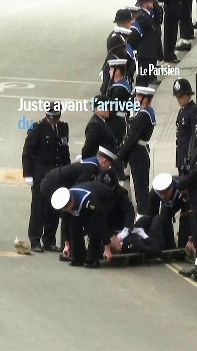 Un policier s'évanouit juste avant le passage du cercueil de la reine