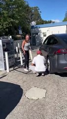 Un couple essaye de regonfler les pneus de sa Tesla avec du propane