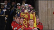 Funerali regina, il feretro lascia l'Abbazia di Westminster