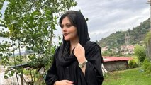 Des Iraniennes se coupent les cheveux et brûlent leur voile pour protester contre le décès de Mahsa Amini