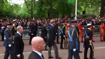 حشود في وسط لندن لمشاهدة موكب نعش الملكة إليزابيث الثانية