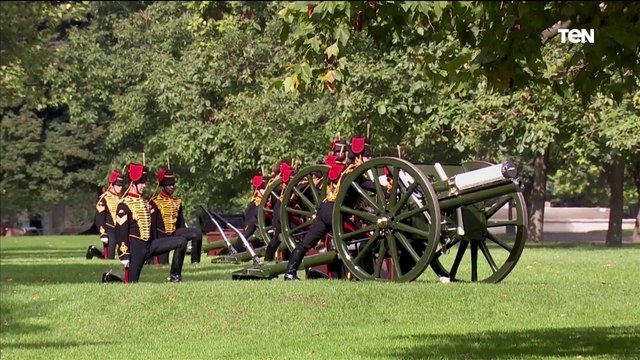 المدفعية الملكية طلقات تحية عقب انتهاء قداس جنازة الملكة إليزابيث الثانية